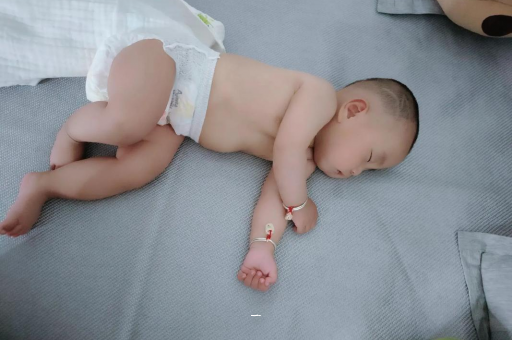 灌云宝宝胳膊上起红疙瘩